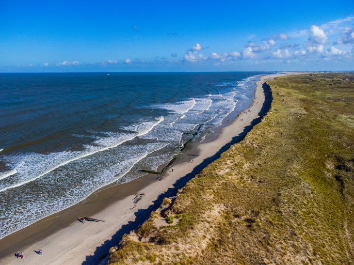 Der Klimawandel, zunehmende Extremwetterereignisse und wachsender Nutzungsdruck beeinflussen die Küsten stark. Hereon-Forschende entwickeln nachhaltige Lösungen für den Schutz und die Resilienz der Küstenregionen. Foto: Hereon/iStock